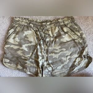 American Eagle camo shorts